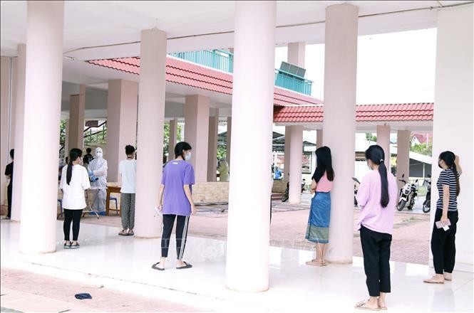 Hội người Việt Nam tại thủ đô Viêng Chăn phối hợp với Bộ Y tế Lào tổ chức điểm xét nghiệm dã chiến tại Ký túc xá sinh viên Việt Nam ở thủ đô Viêng Chăn, Lào. Ảnh: Phạm Kiên