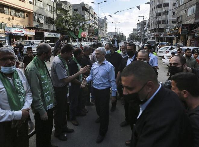 Thủ lĩnh cấp cao Hamas ở Gaza, ông Yehiyeh Sinwar (giữa) xuất hiện tại nhà của chỉ huy Hamas bị giết trong cuộc không kích của Israel - ông Bassem Issa. Ảnh: AP.