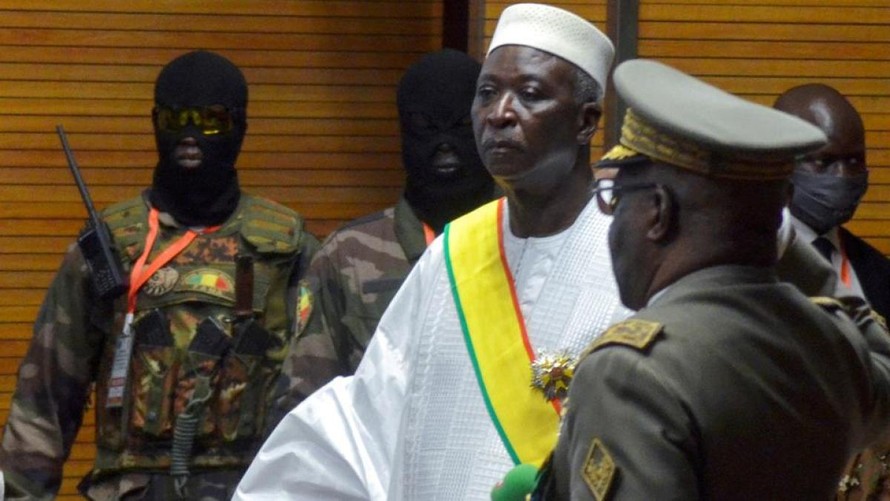 Tổng thống lâm thời Mali Bah Ndaw (áo trắng). Ảnh: TRT World