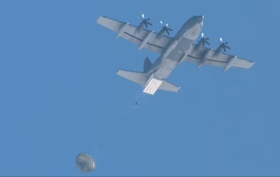 Một chiếc MC-130J Hercules của Không quân Mỹ thả mộttên lửa dù phía trên dãy White Sands ở New Mexico vào tháng 3