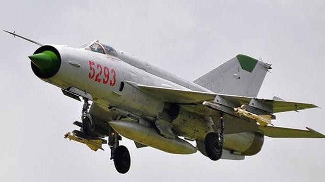Tiêm kích MiG-21 mất lái, cắm đầu xuống đất trong cuộc diễu hành quân sự ở Libya