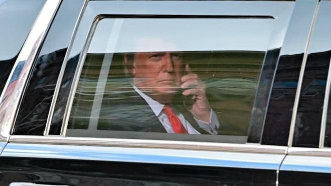 Cựu Tổng thống Donald Trump rời khỏi Tháp Trump ở New York. Ảnh: Getty.
