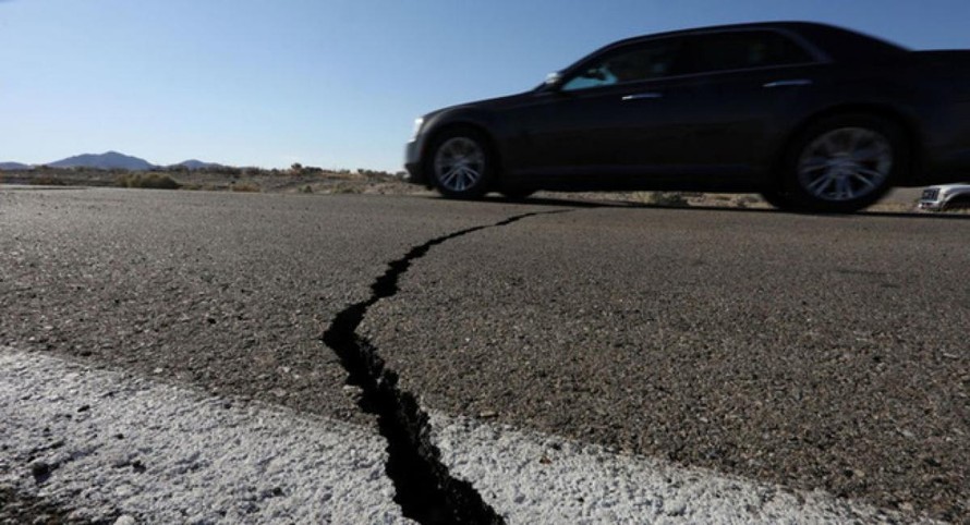 Một đoạn đường bị nứt do trận động đất trước đó tại California. Ảnh: Reuters
