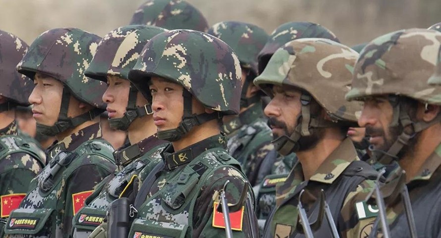 Binh sĩ Pakistan và binh sĩ Trung Quốc tham gia 1 cuộc tập trận chung. Ảnh: AP