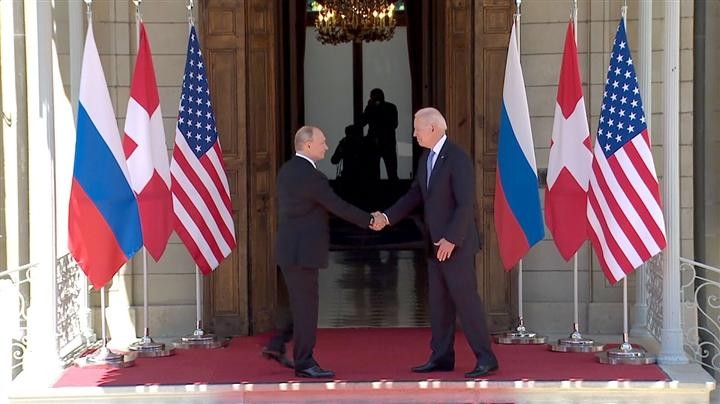 Tổng thống Putin và Tổng thống Biden bắt tay trước cuộc họp. (Ảnh: Pool/CNN)