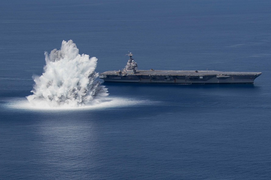 Hải quân Mỹ nổ bom cực mạnh thử độ bền của tàu sân bay