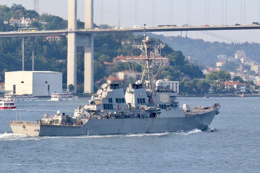 Tàu khu trục USS Ross đi qua Bosphorus để tiến tới Biển Đen ngày 26/6. Ảnh: USNI