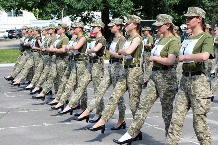 Hình ảnh do Bộ Quốc phòng Ukraine công bố cho thấy các nữ quân nhân phải mang giày cao gót khi tập duyệt binh. Ảnh: Bộ Quốc phòng Ukraine.