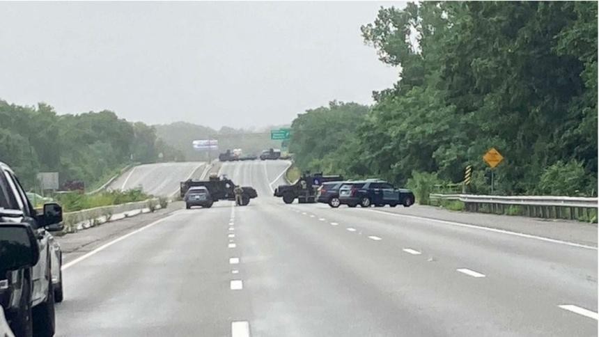 Cảnh sát chặn đoạn xa lộ I-95 bên ngoài Boston, Massachusetts. Ảnh: Sở Cảnh sát bang Massachusetts