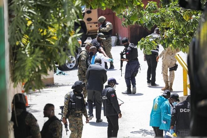 Cảnh sát Haiti truy tìm bằng chứng bên ngoài tư dinh Tổng thống Jovenel Moise ở ngoại ô thủ đô Port-au-Prince, Haiti. Ảnh: New York Times.