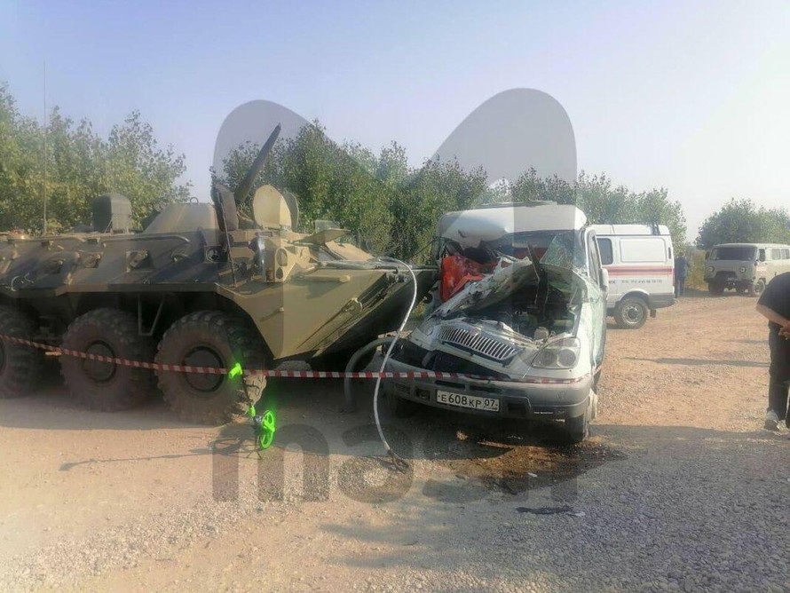 Nga: Xe bọc thép BTR-80 tông vào xe buýt khiến 2 người thiệt mạng