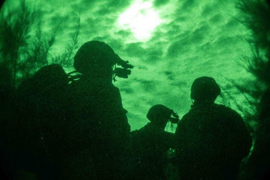 Lính thủy đánh bộ Mỹ đổ bộ ban đêm ở Nhật Bản