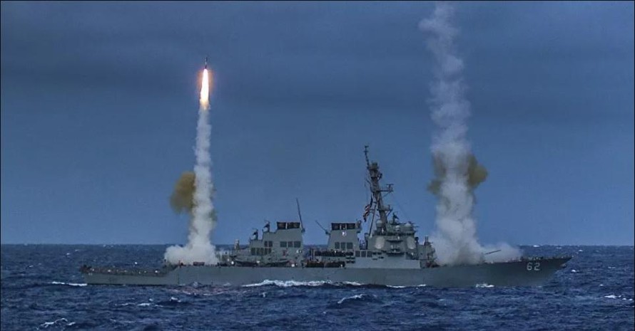 Tàu khu trục tên lửa dẫn đường USS Fitzgerald (DDG 62) bắn hai tên lửa SM-2 trong một cuộc tập trận của Hải quân Mỹ. Ảnh: Hạm đội Thái Bình Dương Mỹ