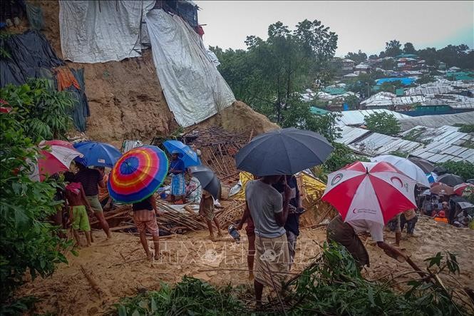 Nhà cửa bị chôn vùi sau trận lũ lụt và lở đất tại trại tị nạn Balukhali, Bangladesh, ngày 27/7/2021. Ảnh minh họa: AFP/TTXVN