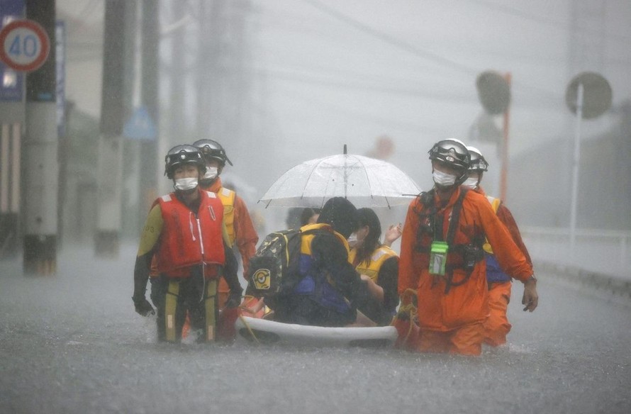 Mưa lớn chưa từng có, Nhật Bản đưa ra báo động khẩn