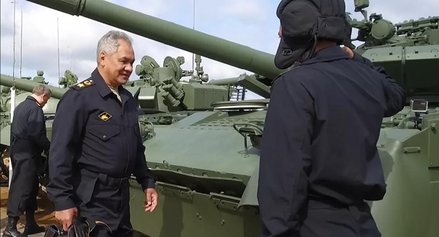 Bộ trưởng Quốc phòng Nga lái xe tăng T-80 kiểm tra đường đua Tank Biathlon
