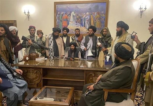 Các chỉ huy Taliban kiểm soát Phủ Tổng thống Afghanistan tại Kabul, ngày 15/8. (Ảnh: AP/TTXVN)