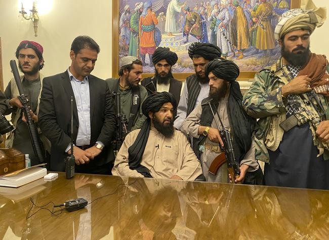 Lực lượng Taliban giành quyền kiểm soát Dinh Tổng thống Afghanistan ngày 15/8. Ảnh: AP