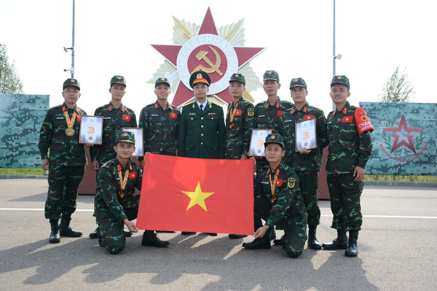 Đội tuyển QĐND Việt Nam tham gia môn thi Kinh tuyến. Ảnh: Thư Hùng-Trịnh Dũng 