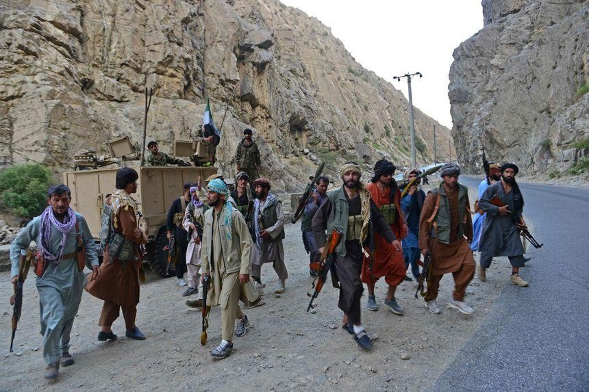 Lực lượng kháng chiến Afghanistan tuần tra dọc theo một con đường ở tỉnh Panjshir. Ảnh WSJ