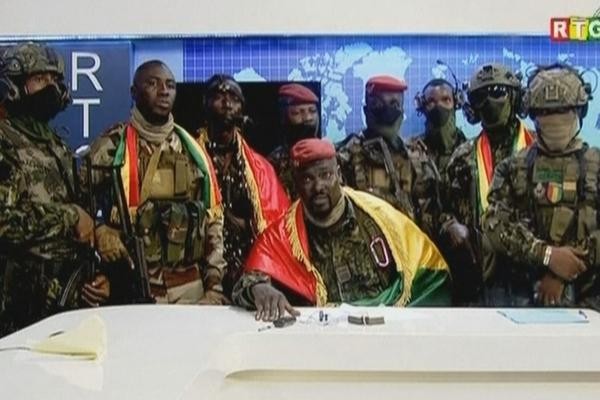 Nhóm binh sĩ phe đảo chính ở Guinea lên sóng truyền hình quốc gia tuyên bố giải tán chính phủ. Ảnh: Al Jazeera