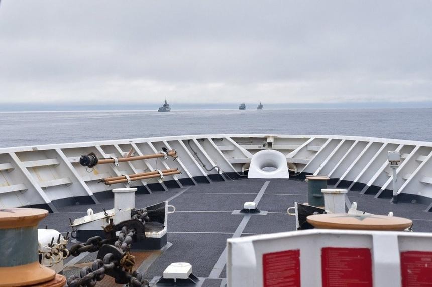 Hình ảnh chụp từ tàu tuần duyên Mỹ cho thấy các tàu chiến Trung Quốc trên vùng biển ngoài khơi Alaska. Ảnh: Tuần duyên Mỹ.