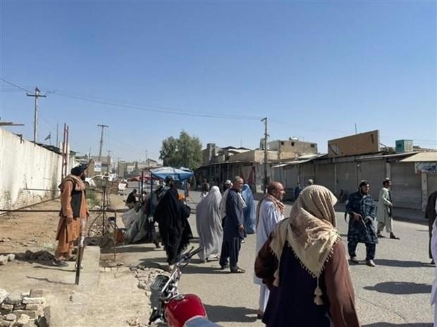 Người dân tập trung tại hiện trường vụ nổ tại Afghanistan. (Ảnh: AA/TTXVN)
