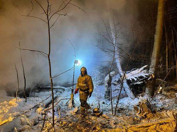 Các chuyên gia khẩn cấp làm việc tại hiện trường vụ rơi máy bay chở hàng Antonov An-12 ở vùng Irkutsk, Nga ngày 3/11/2021. Ảnh: Reuters