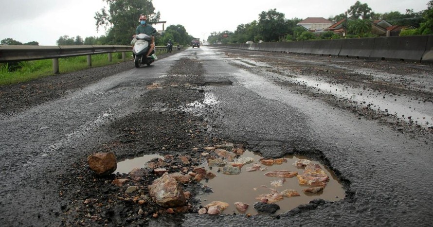 Mặt đường quốc lộ 1 đoạn qua tỉnh Phú Yên hư hỏng nghiêm trọng, gây nguy hiểm cho người tham gia giao thông.