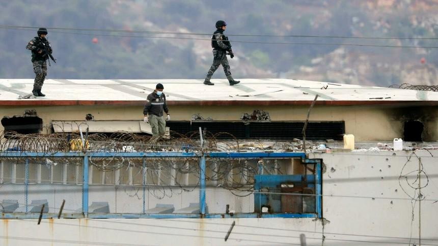 Cảnh sát kiểm tra trên nóc nhà tù ở Guayaquil, Ecuador hôm 13/11 sau khi bạo loạn nổ ra. Ảnh: AP.