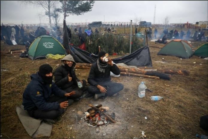 Người di cư cắm trại tại biên giới Belarus và EU. Ảnh: Reuters