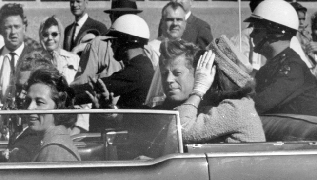 Tổng thống John F. Kennedy và đệ nhất phu nhân Jacqueline Kennedy ngồi trên xe trong đoàn xe ở Dallas. Ảnh: AP