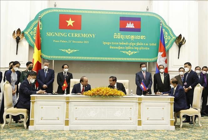 Chủ tịch nước Nguyễn Xuân Phúc và Thủ tướng Campuchia Samdech Techo Hun Sen chứng kiến lễ ký kết và trao đổi văn kiện hợp tác giữa hai nước. Ảnh: Thống Nhất/TTXVN