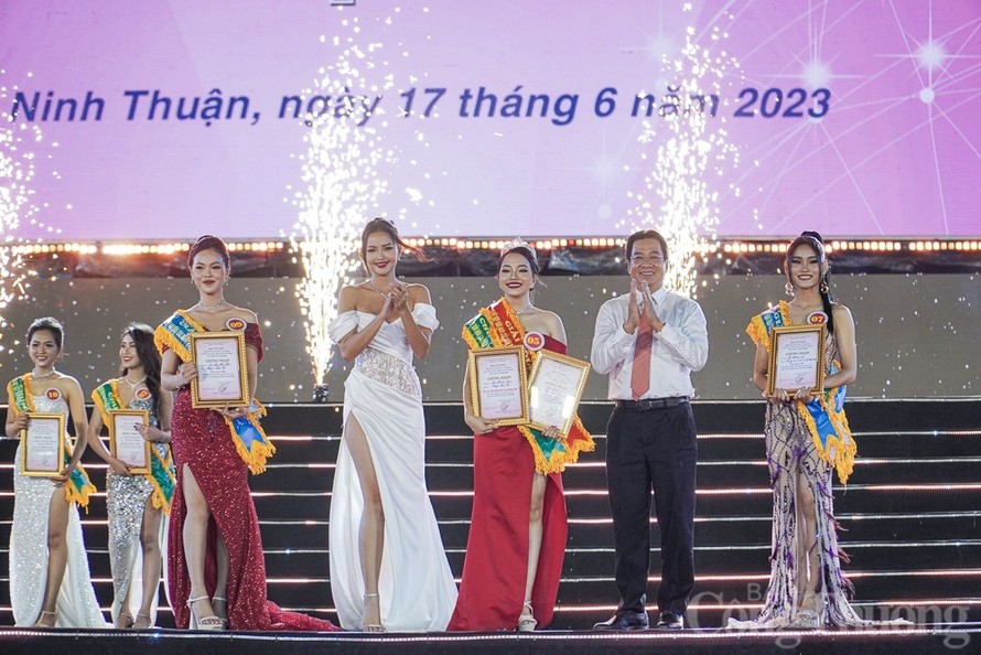 Ông Nguyễn Long Biên - Phó Chủ tịch UBND tỉnh Ninh Thuận cùng Hoa hậu Ngọc Châu chụp ảnh cùng top 3 cuộc thi.