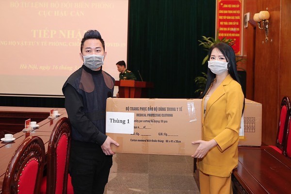 Tùng Dương-Phạm Thùy Dung trao quà hỗ trợ bộ đội biên phòng chống dịch Covid-19