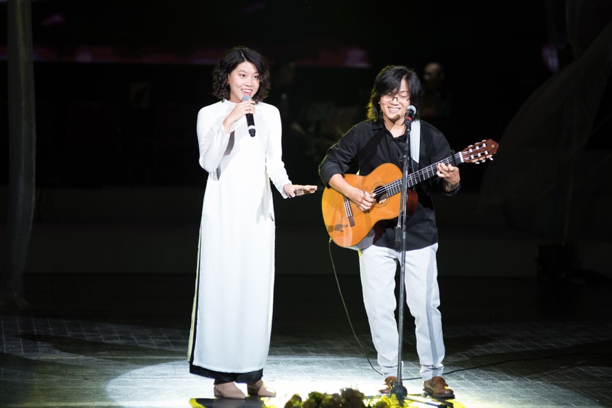 Hoàng Trang và Nguyễn Đông trình diễn tại Nhà hát Lớn Hà Nội tối 27/6- Ảnh: Việt Anh