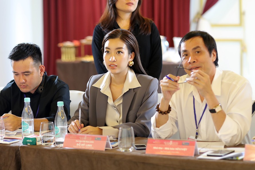 Hoa hậu Đỗ Mỹ Linh cùng các giám khảo tại vòng Sơ khảo Hoa hậu Việt Nam 2020. Ảnh: Hoàng Mạnh Thắng