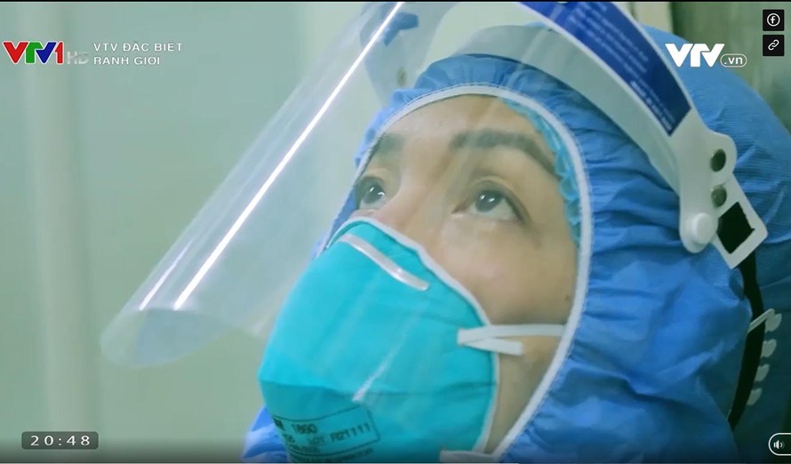 Nhân viên y tế đang nuốt nước mắt sau khi không cứu được một sản phụ... Cảnh trong phim Ranh giới của đạo diễn Tạ Quỳnh Tư.