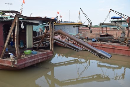 Ngày 3/11, Công an Hà Nội đã bắt quả tang 15 tàu khai thác cát trái phép trên sông Hồng