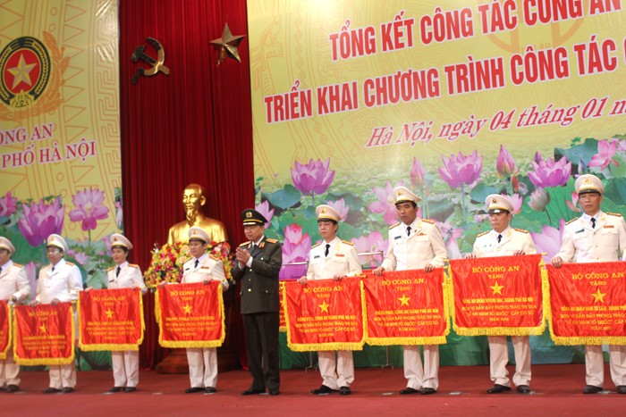 Thượng tướng Tô Lâm - Bộ trưởng Bộ Công an trao tặng danh hiệu thi đua cho các cá nhân xuất sắc