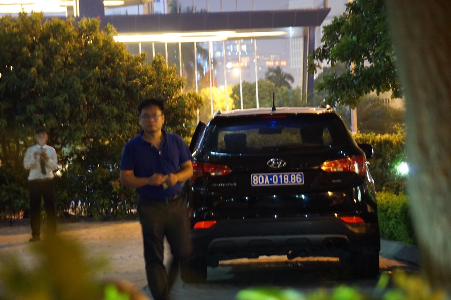 Xe công vụ tại trụ sở Mobifone ở phố Dương Đình Nghệ, Cầu Giấy, Hà Nội vào tối 26/8. Ảnh: Nguyễn Hoàn.