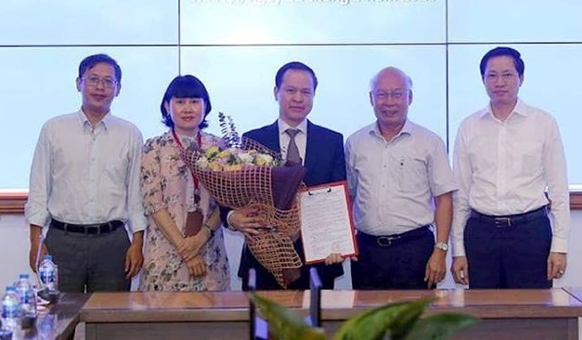 Ông Nguyễn Đăng Nguyên đứng giữa ôm hoa trong ngày được giao nhiệm vụ phụ trách chức vụ Tổng giám đốc Mobifone