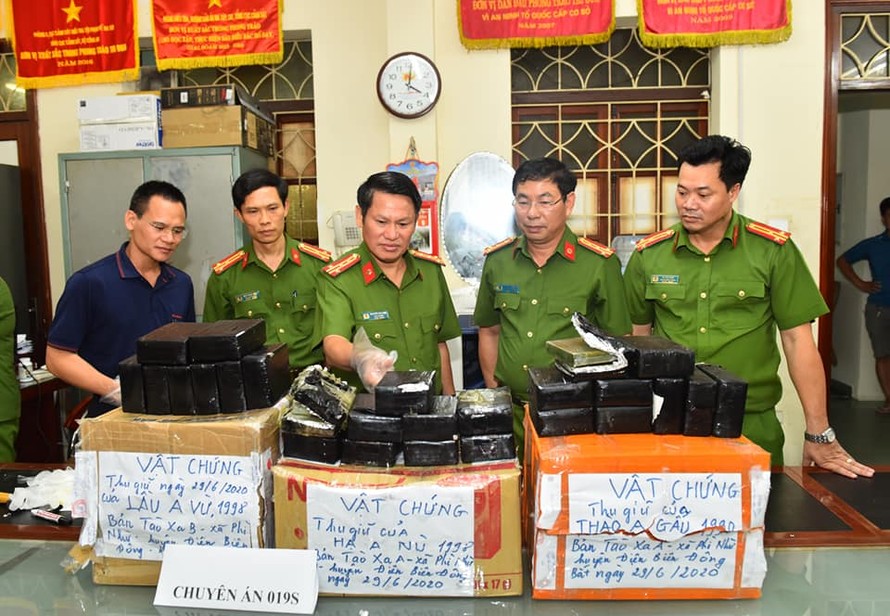 Đại tá Nguyễn Văn Viện, Cục trưởng C04 kiểm tra tang vật của vụ án