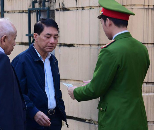 Cựu Thứ trưởng Bộ Công an Trần Việt Tân (giữa) đã thi hành án xong, không thuộc diện phạm nhân đặc xá lần này.