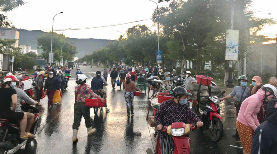 Vỉa hè và cả lòng đường phía trước cảng cá Thọ Quang trở thành nơi buôn bán hải sản. - Ảnh: Thái Lâm 