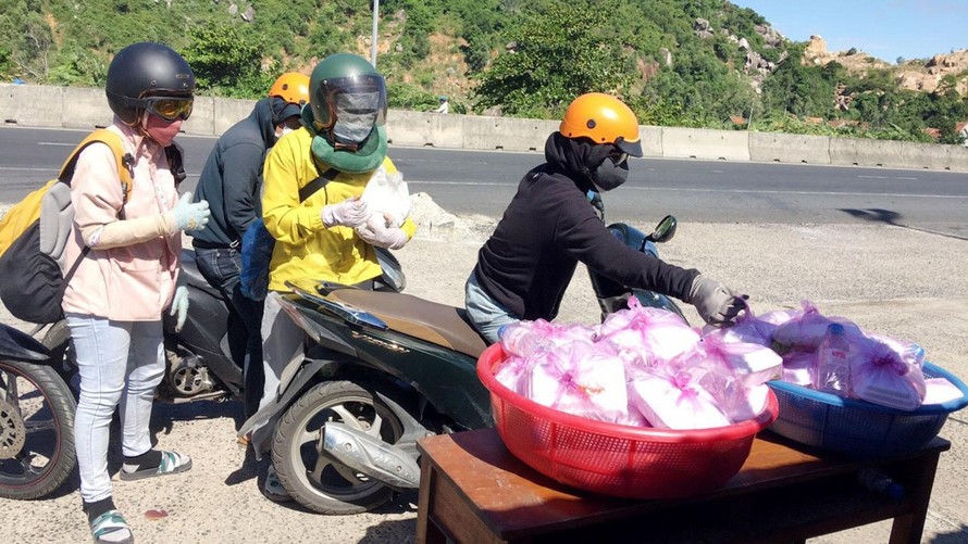 Người trên đường về quê qua Phú Yên tự động ghé nhận cơm và nước uống tiếp sức - Ảnh VT