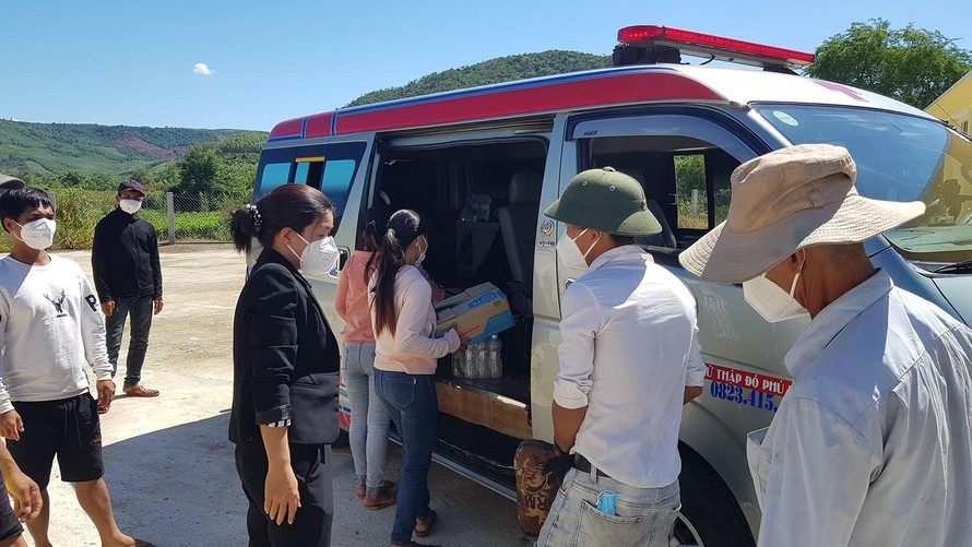 UBND huyện Đồng Xuân điều động xe ô tô đưa 13 đồng bào về quê nhà Quảng Ngãi. Ảnh: Huyền Oanh 