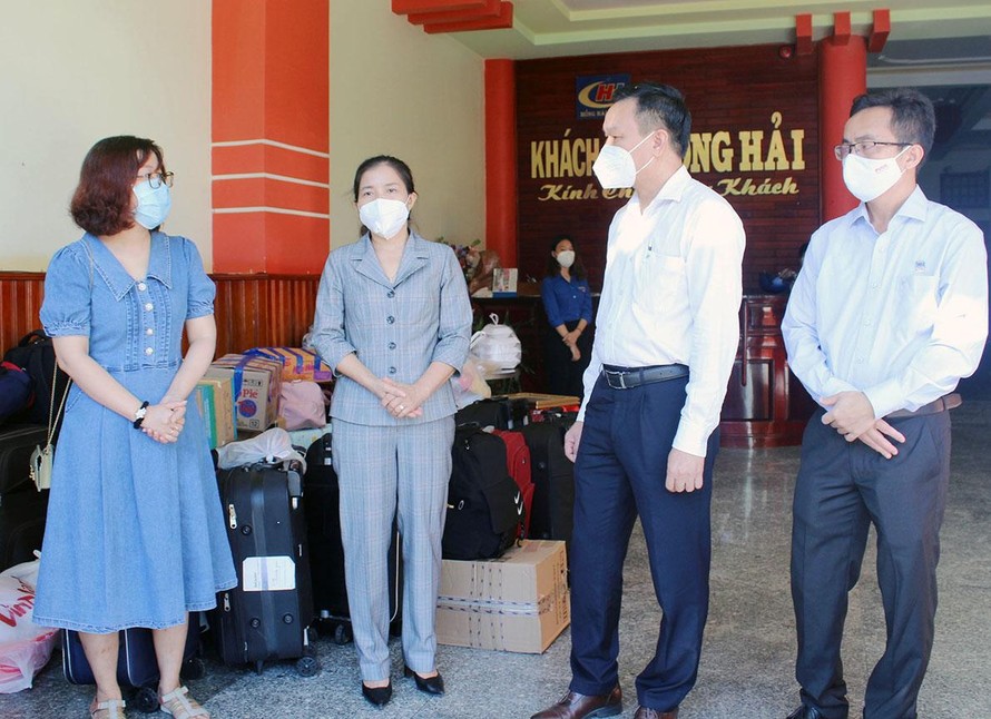 Ông Đào Mỹ, Phó chủ tịch UBND tỉnh (giữa) bày tỏ sự cảm ơn đoàn y tế tình nguyện Đà Nẵng-ảnh Huyền Oanh
