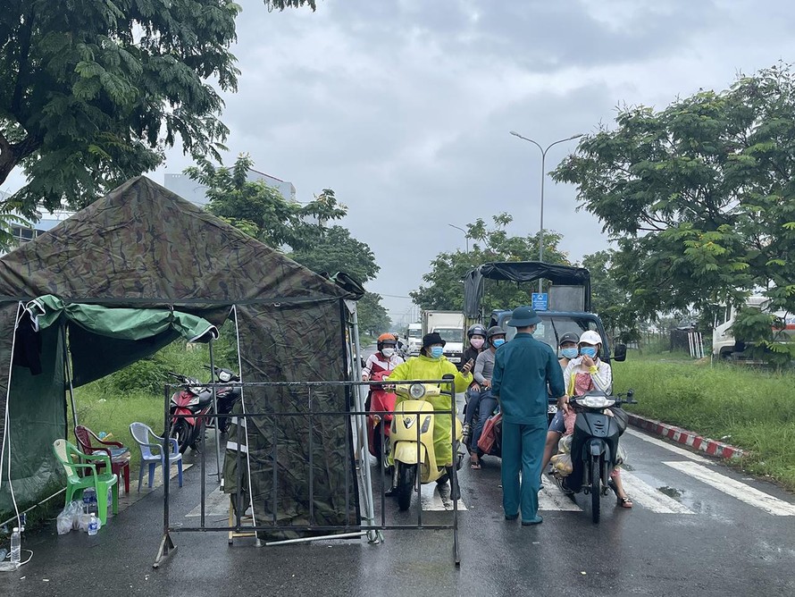 Tái lập chốt kiểm soát người ra, vào tại khu vực hai phường Nại Hiên Đông và An Hải Bắc, quận Sơn Trà, TP Đà Nẵng. Ảnh: MP-MT