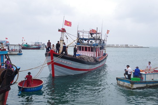 Vùng 3 Hải quân cứu tàu cá gồm 12 ngư dân gặp nạn 